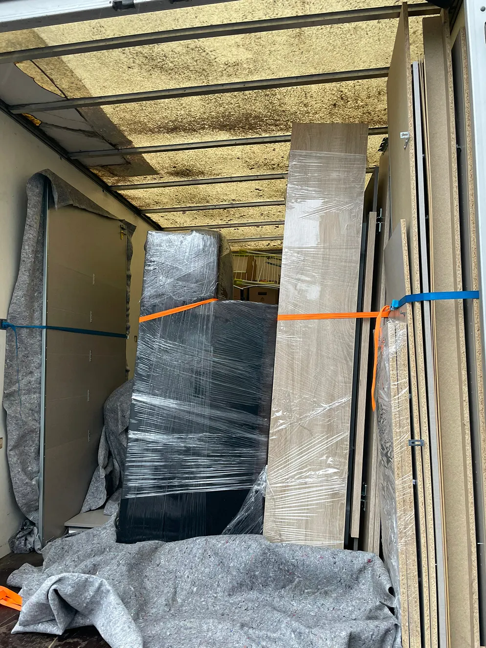 Beim Umzug in Wien werden Möbel in den Lieferwagen geladen